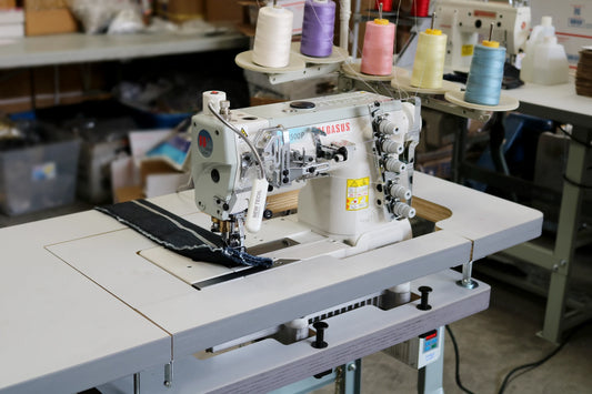 Pegasus W3562P-01 5 Thread Coverstitch Oil Barrier Flatbed Industrial Interlock Stitch Machine With Table and Servo Motor