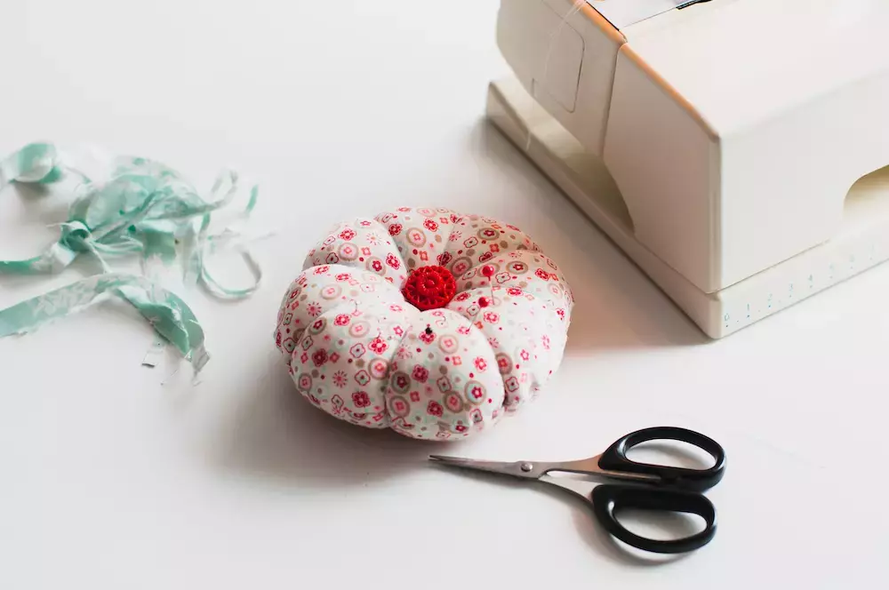 DIY sewing needle storage pincushion tutorial  Pin cushions, Pin cushions  patterns, Pincushion tutorial