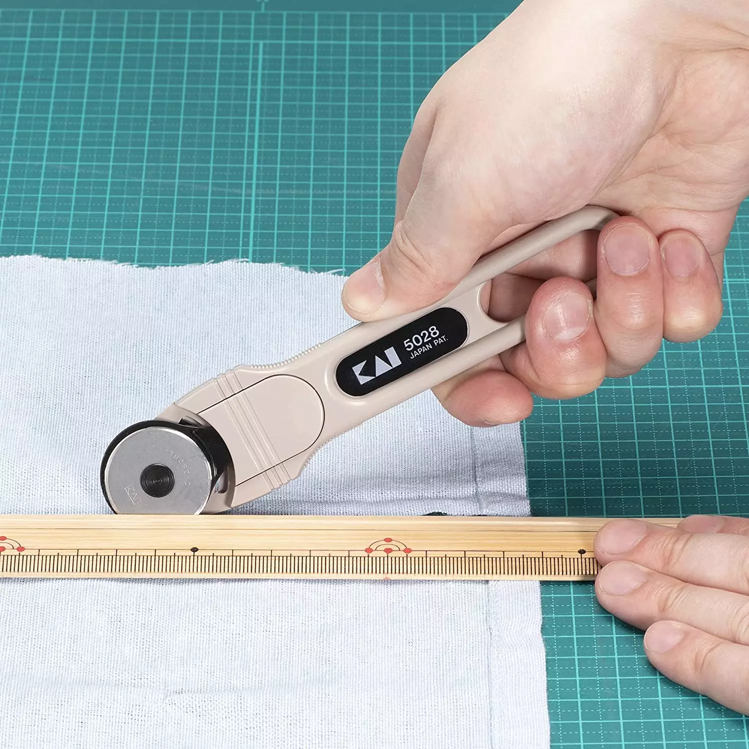 Kai Rotary Cutter 28 mm, Fabric Cutter Wheel And Mat